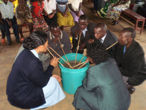 Compartir del jugo de sorgo el 11 de noviembre de 2012 a Higiro, un símbolo fuerte de la Comunión de los Rwandeses.